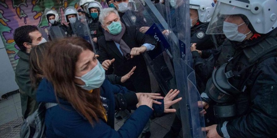 The Guardian: 'Öğrenci protestoları büyüyor, Türkiyeli gençler Erdoğan'a sırt çeviriyor'