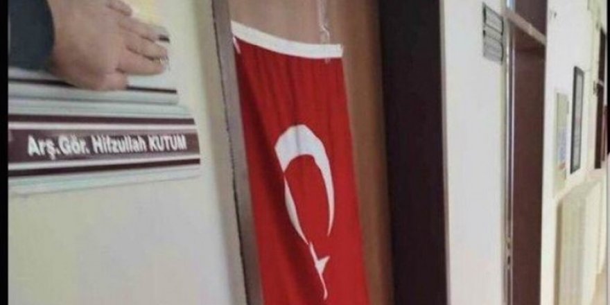 Rektör F. Göktaş, Akademisyen H. Kutu'un  odasının kapısına Türk bayrağı astı