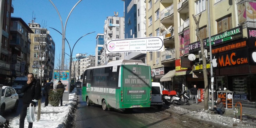 PAK Diyarbakır’da Pankartlarla Kürtçe Seçmeli Ders Çağrısında Bulundu