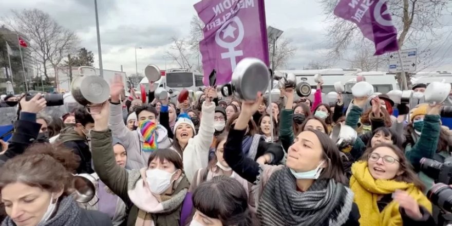 Kadınlar zamlara karşı Kadıköy'de tencere-tavalı protesto düzenledi