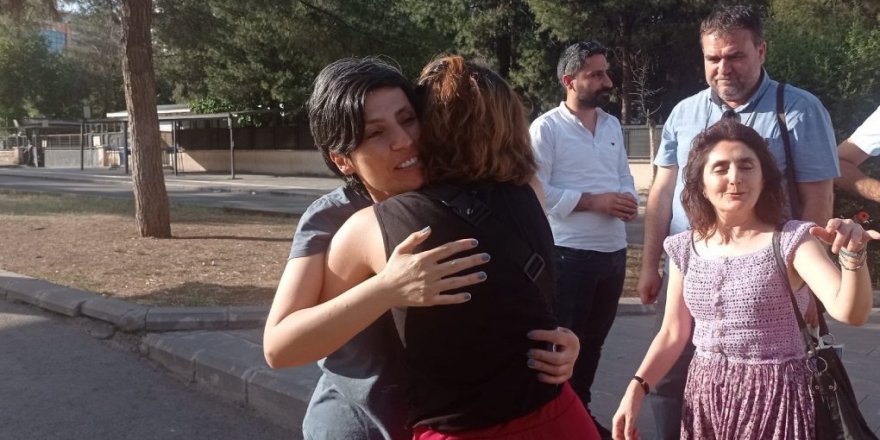Gazeteci Dicle Müftüoğlu üç gün sonra serbest