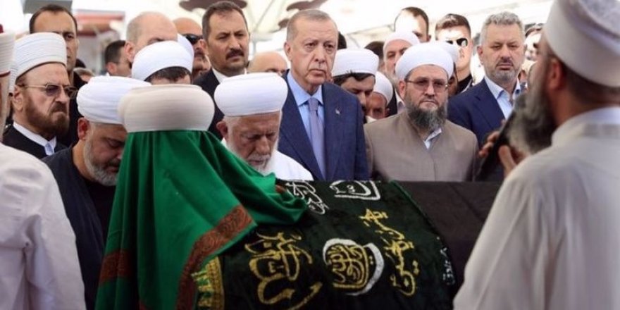 Erdoğan'ın tarikat liderinin cenazesine katılmasına hukukçulardan tepki: Yüce Divan'a gönderilmeli