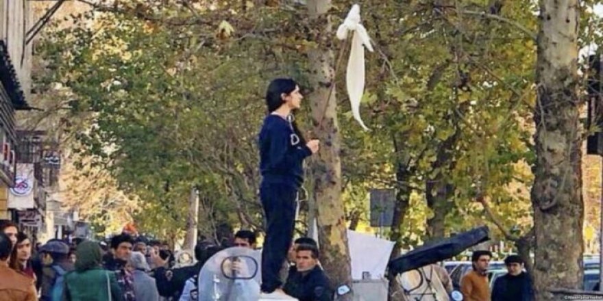İranlı kadınlardan başörtü zorunluluğu protestosu: #No2Hijab