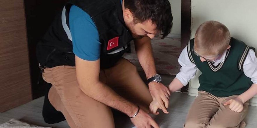 Emniyet Kürt çocukların parmak izlerini topluyor -"kaybolurlarsa hemen bulmak için"
