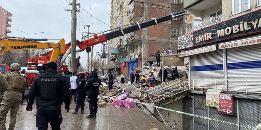 Diyarbakır’da 1 binada 14 kişi enkazdan çıkarıldı