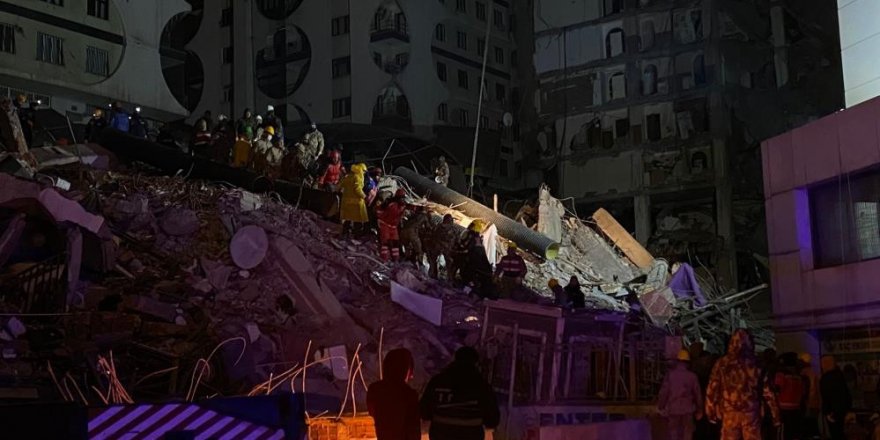 Depremin ikinci günü: Can kaybı 3 bin 419