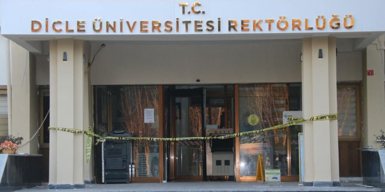 Dicle Üniversitesi rektörlük binası yıkımı başladı