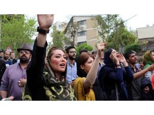 İran'da gösteriler yayılıyor... 10 büyük kent ayakta!