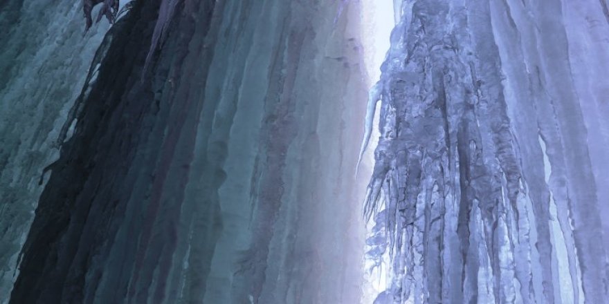 Ağrı'da şelale buz tuttu