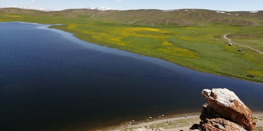 Urartular döneminden kalan Keşiş Gölü hayran bırakıyor