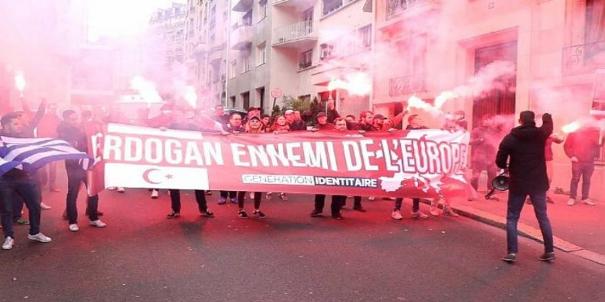 Paris'te "Erdoğan Avrupa'nın Düşmanı" pankartı açan Fransızlara 24 saatlik gözaltı
