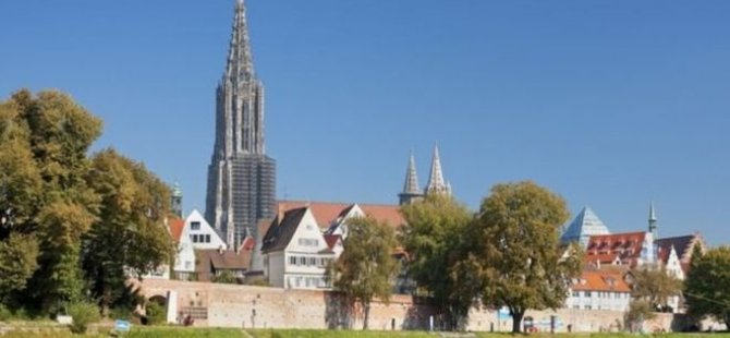 Almanya'da çağrı: Kilise duvarına işemeyin