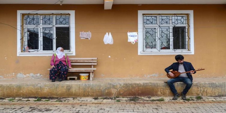 Dersimli müzisyen ev ev dolaşarak yaşlılara moral konseri veriyor