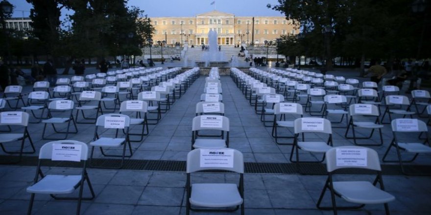 Yunanistan'da esnaftan 'boş sandalye' protestosu