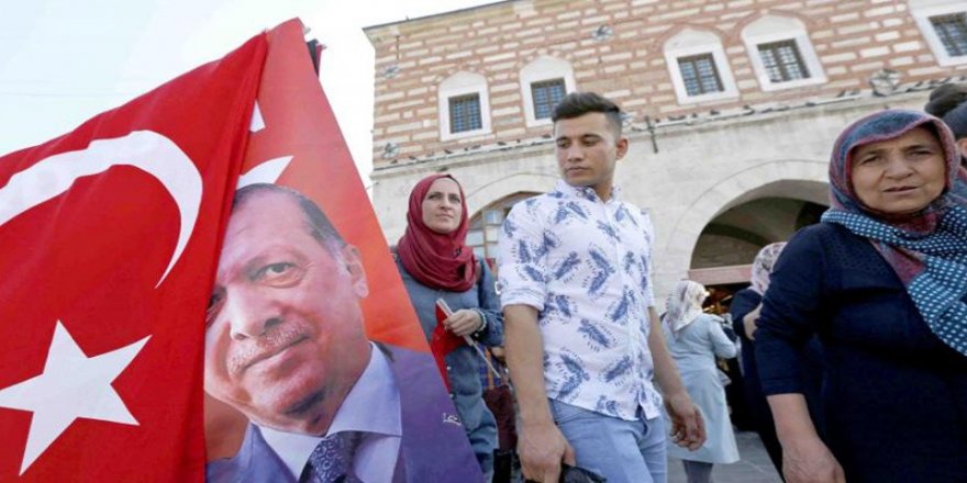 Economist: Türkiye'nin TL'yi savunma şekli akıllıca değil