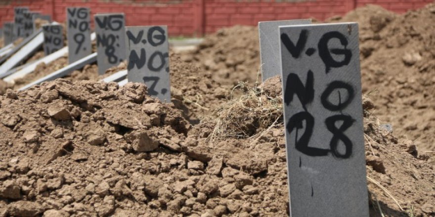 Batan tekneden çıkarılan cenazeler kimsesizler mezarlığına defnediliyor