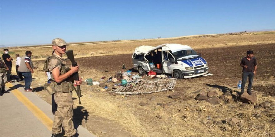 Urfa'da tarım işçilerini taşıyan minibüs devrildi: 1 ölü, 25 yaralı
