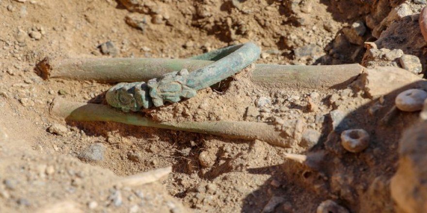 Van'da ejder başlı bilezik takılı çocuk iskeleti bulundu