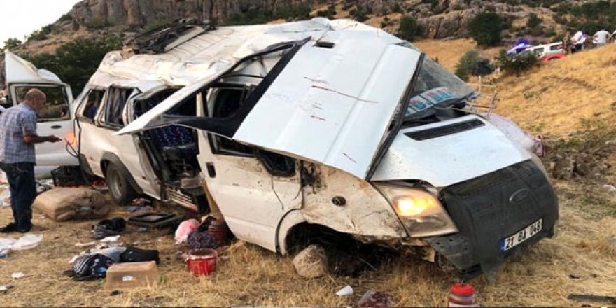 Bingöl’de işçi minibüsü devrildi: 20 yaralı