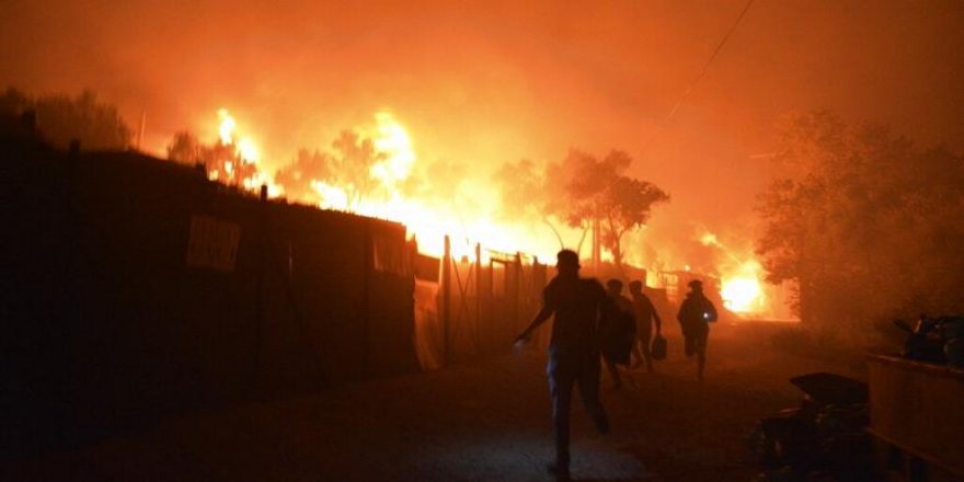 Yunanistan'da karantinaya alınan mülteci kampında yangın çıktı, yüzlerce kişi kampı terk etti