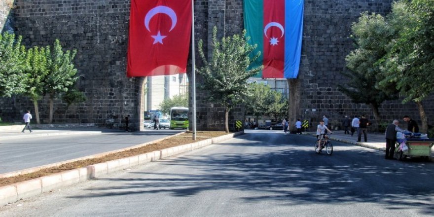 Diyarbakır Valiliği surlara Azerbaycan bayrağı astı