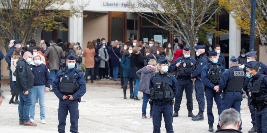 Fransa'da Başı Kesilen Öğretmen Cinayetinde 9 Gözaltı