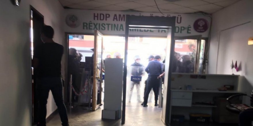 Diyarbakır’da HDP’nin il ve ilçe binalarına baskın