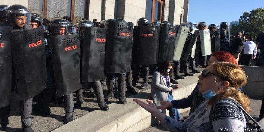 Ermenistan'da binlerce kişi Dağlık Karabağ anlaşmasını protesto etti