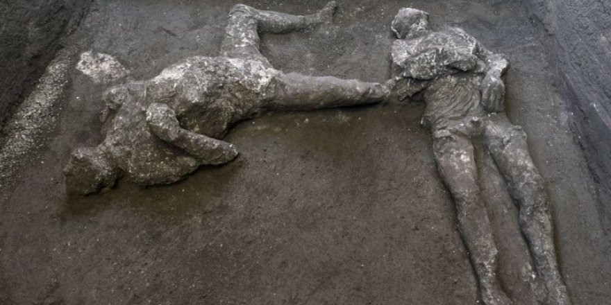 Pompeii'de 2000 yıl önceki yanardağ patlamasında ölen köle ve sahibinin kalıntıları bulundu