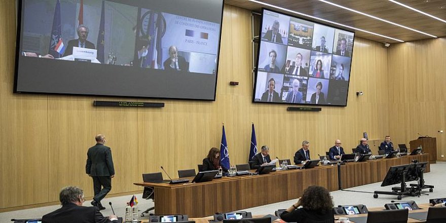 Pompeo ve Çavuşoğlu'dan NATO toplantısında karşılıklı sert suçlamalar