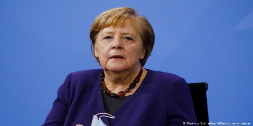 Merkel'den Türeci ve Şahin'e tebrik