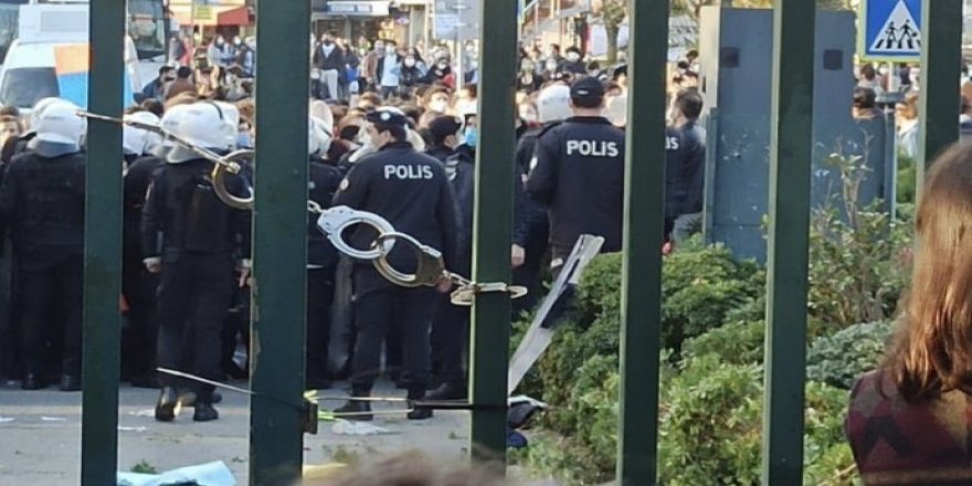 Boğaziçi öğrencilerine polis müdahalesi, kampüs kapısına kelepçe!