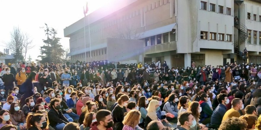 Boğaziçi'nde rektörü protesto eden öğrenciler gözaltında