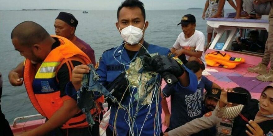 Endonezya'da kaybolan yolcu uçağının düştüğü tahmin ediliyor