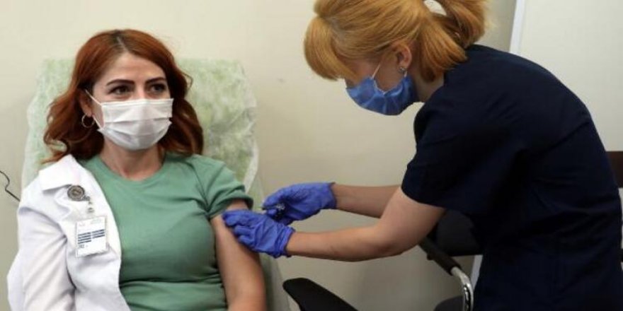 Türkiye’de sağlık çalışanlarına aşı yapılmaya başlandı  