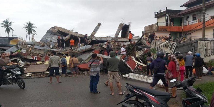 Endonezya'da deprem: Onlarca ölü, yüzlerce yaralı