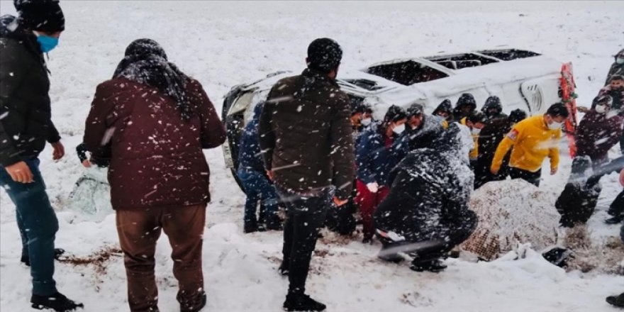 Diyarbakır’da iki minibüs devrildi: 22 kişi yaralandı