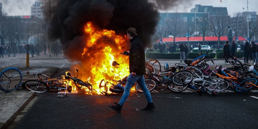 Hollanda'da korona protestosu yağma eylemlerine dönüştü