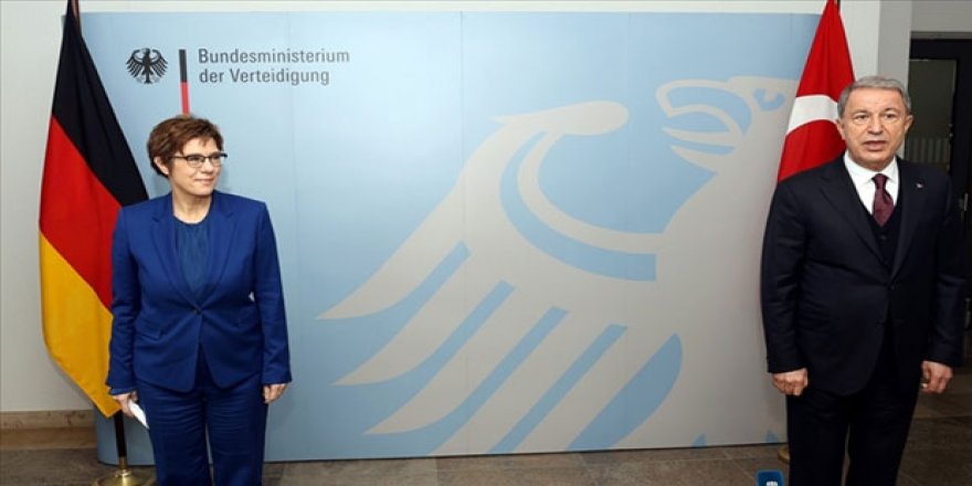 Almanya-Türkiye savunma bakanları görüştü