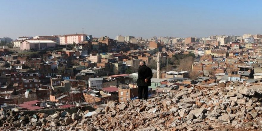 Diyarbakır'ın ilk gecekondu mahallesi Benusen, tarihi surların restorasyonuyla yıkılıyor