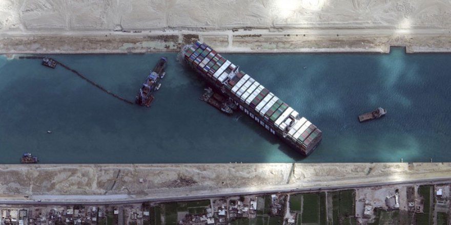 Süveyş Kanalı'nda karaya oturan 220 bin tonluk gemi kurtarıldı