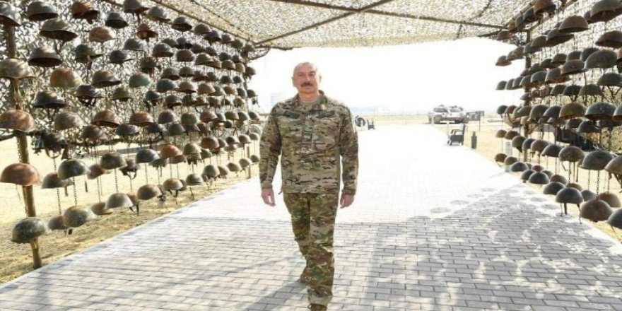 Ölü Ermenistan askerlerinin miğferleriyle poz veren Aliyev'e tepki yağıyor
