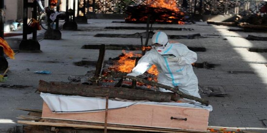 Can kaybının günlük 2 bin 500’ü geçtiği Hindistan’da cesetler krematoryumların önünde yakılmayı bekliyor