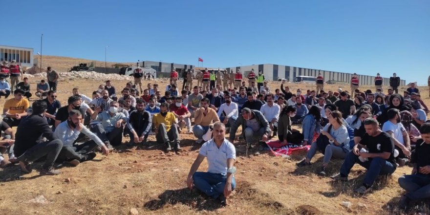 Urfa’da işten çıkarılan 300 işçi fabrika önünde nöbete başladı