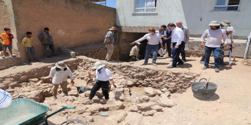 Urfa’da bir evin bahçesinde 12 bin yıllık figürler bulundu