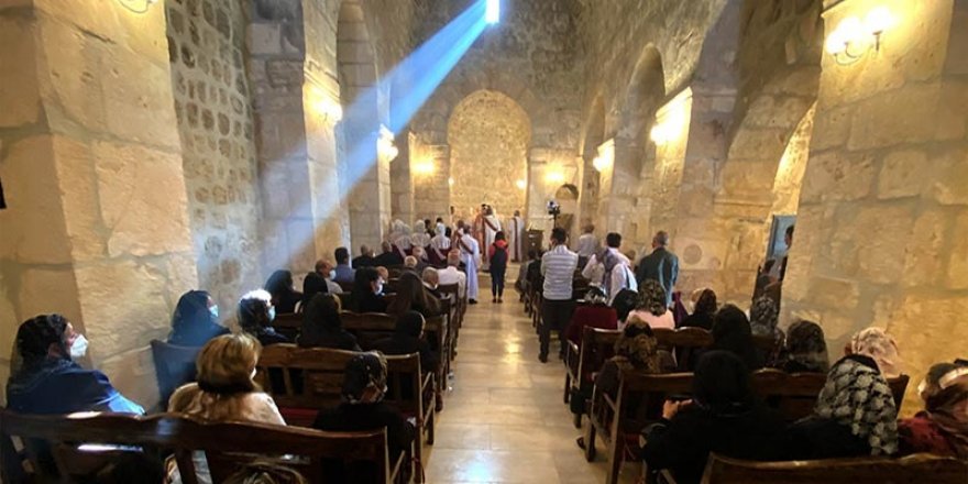 Avrupa'dan geri dönen Süryaniler, 1700 yıllık kiliselerini onarıp 'zılgıtlarla' açtı