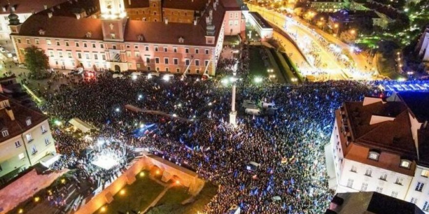Polonya’da AB yanlısı 100 bin kişilik protesto
