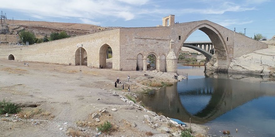 Mahalle halkı, tarihi köprünün yanına sonradan inşa edilen köprünün kaldırılmasını istedi