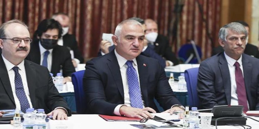 Türkiye Kültür ve Turizm Bakanı, Melâyê Cizîrî ve Feqîyê Teyran’ın “Divan”larını HDP’li vekillere verdi