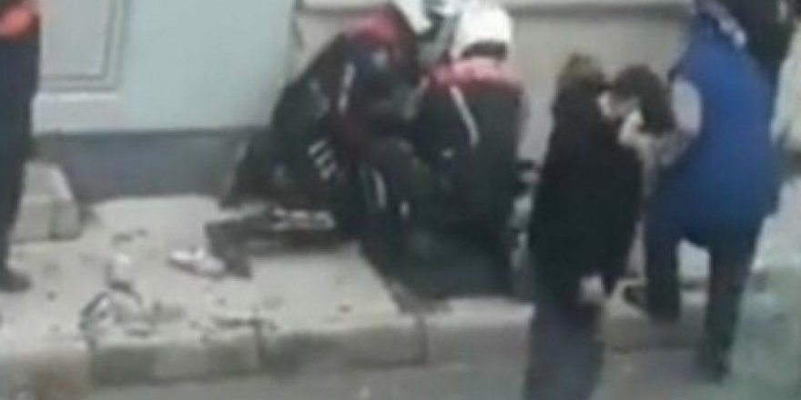 Polis şiddeti kamerada: Yolu kapatan polis aracına korna çaldı, dayak yedi!